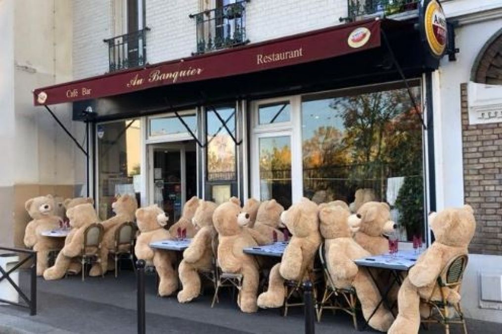 Teddy bear drove people away at cafe in Paris, photo went viral