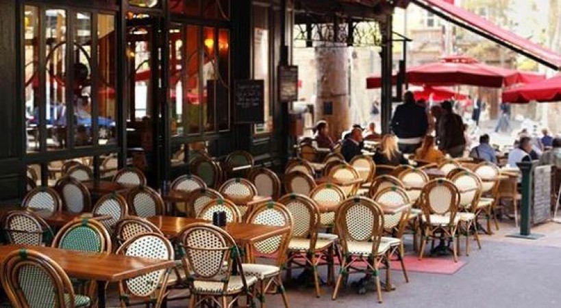 पेरिस के एक कैफे में टेडी बियर ने लोगों को किया दूर, जमकर वायरल हुई ये तस्वीर