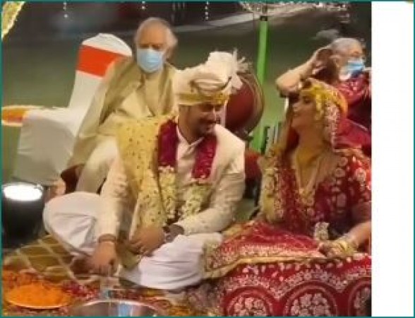 VIDEO: शादी के बीच दूल्हा-दुल्हन ने किया कुछ ऐसा कि देखकर लोग रह गए दंग