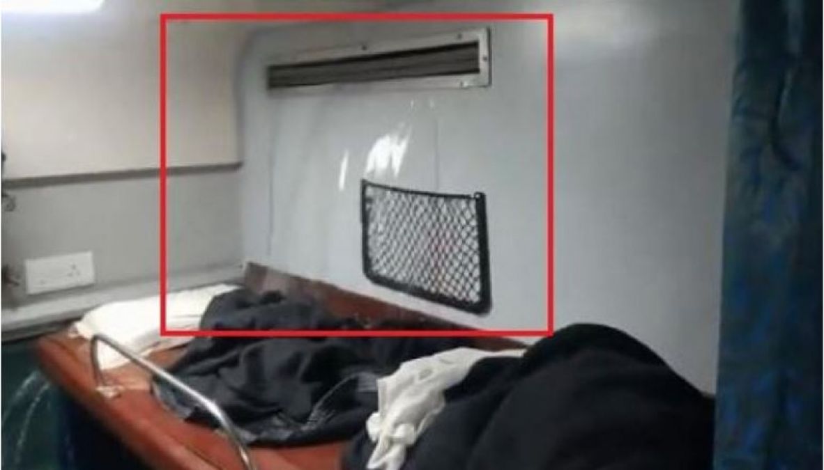 Water starts drifting in the AC Coach of the train; viral video