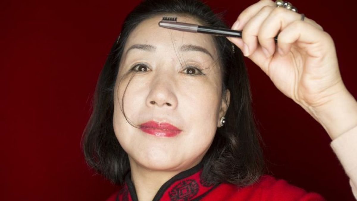 This woman's eyelids is the longest in the world