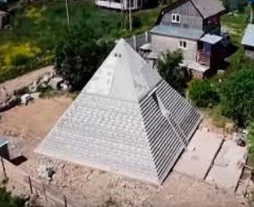 रशियन कपल ने कोरोना से बचने के लिए बनवाया अनोखा पिरामिड, चुकानी होगी इतनी कीमत