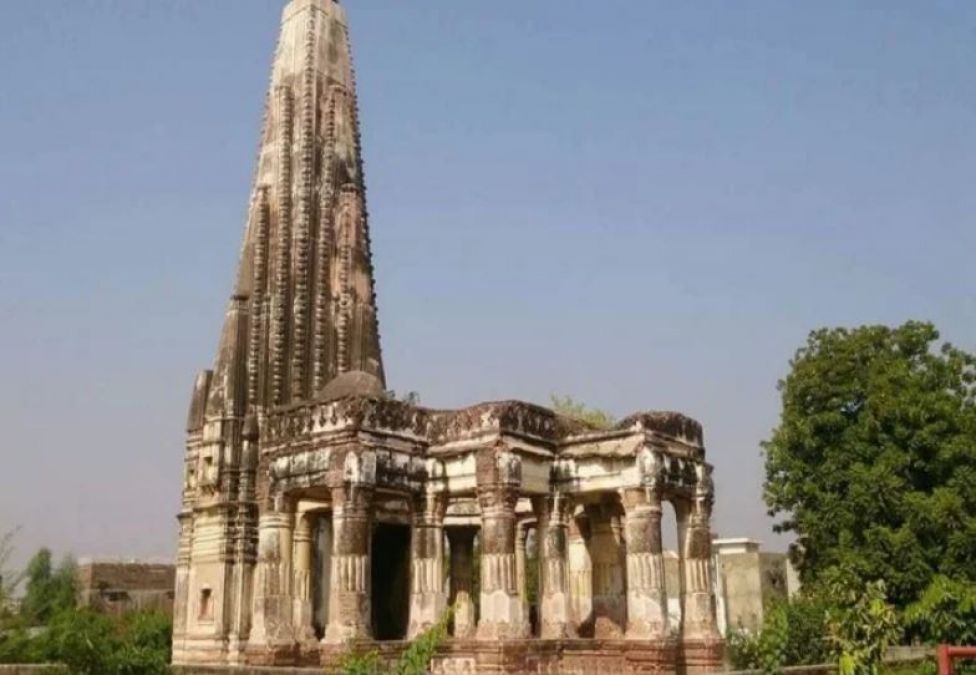 पाकिस्तान में 72 साल से बंद था शिव मंदिर, खुलते ही गूंजा हर-हर महादेव