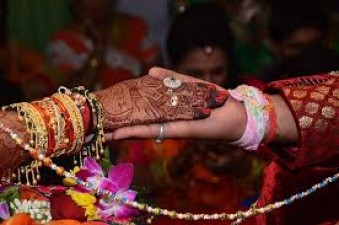 Bride under work pressure in her wedding, watch the viral video here