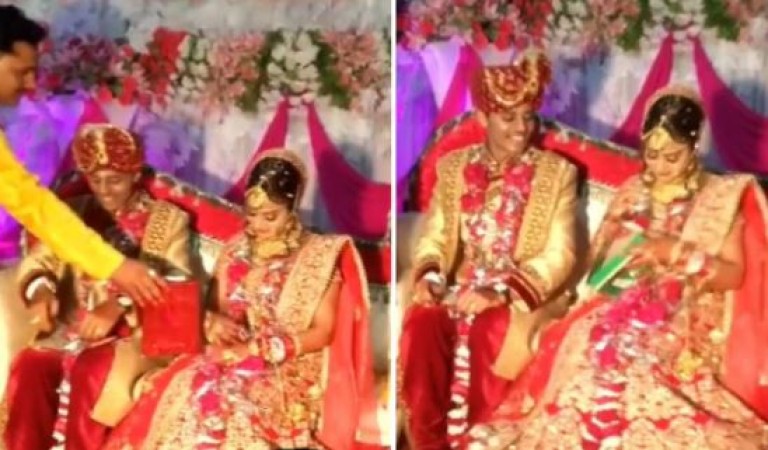 Bride started opening her gift on stage itself, seeing present her face turns red