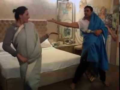 साड़ी पहन बहन के साथ मस्ती कर रहे हैं अक्षय कुमार, देखिये फनी वीडियो