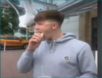 लड़के के मुंह से खाना चुरा ले गया पक्षी, वीडियो वायरल