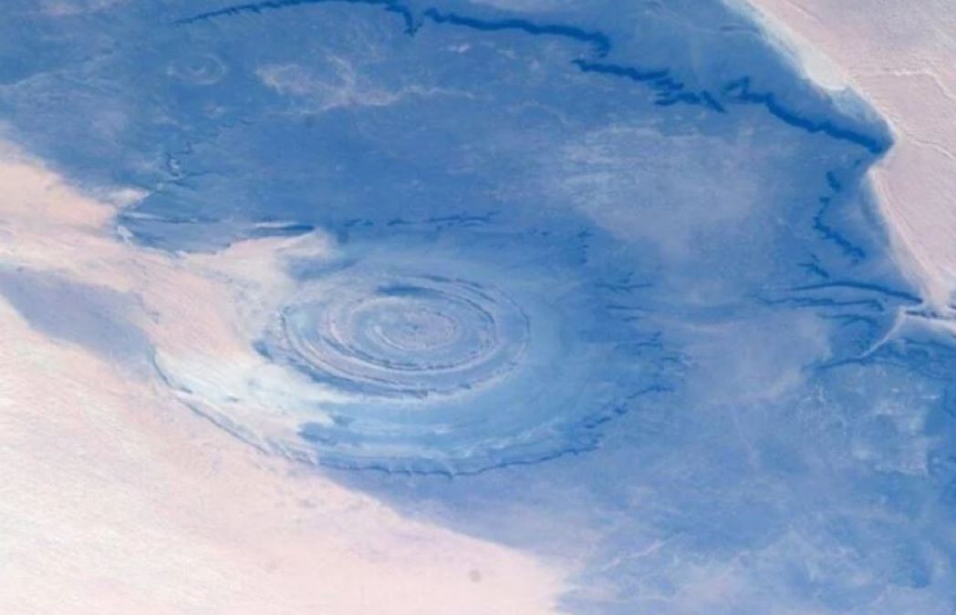 Scientists also lost in front of this miracle, the giant blue eye formed in the Sahara desert?