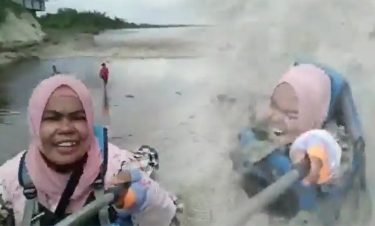 बाढ़ में डूबी महिला लेती रही Selfie, वीडियो देख घबराये लोग