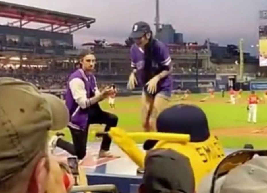Boy proposed girl in front of everyone at the stadium, but got such a reaction that...