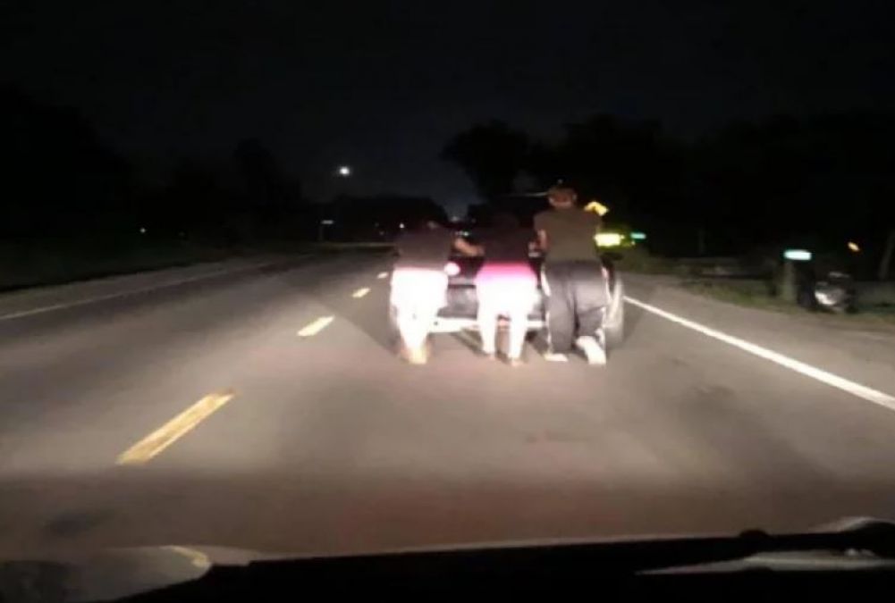 Woman's car disrupted at night, three youths push up to 8 KM