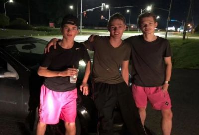 रात में ख़राब हुईं महिला की गाडी, तीन युवकों ने 8 KM तक लगाया धक्का