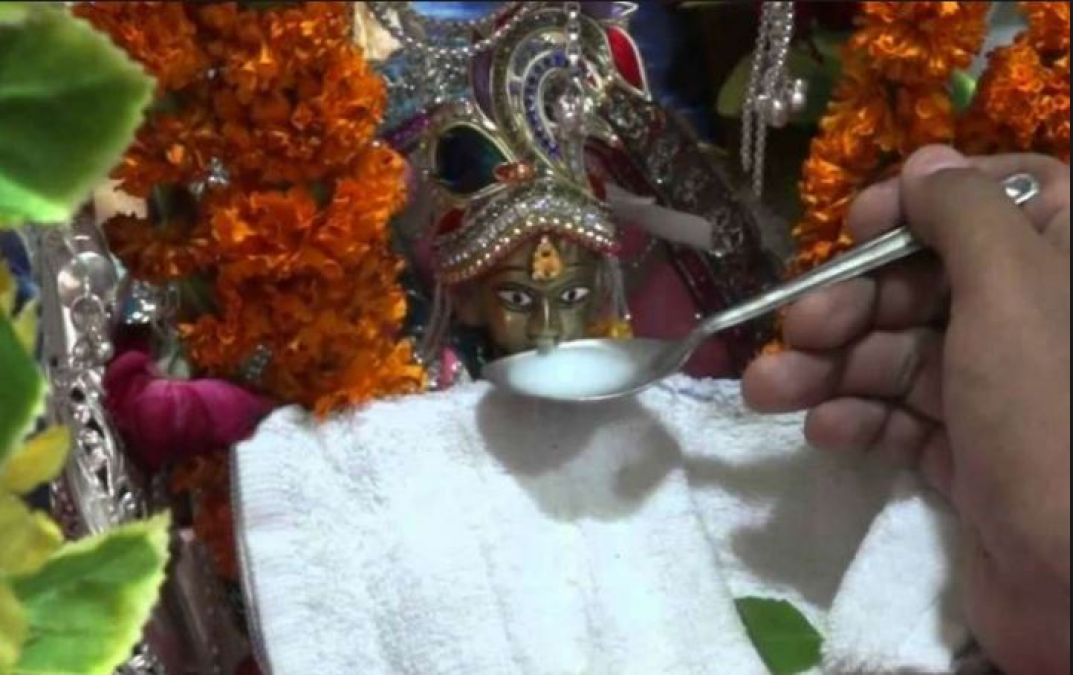 The crowd rushed to see the miracle of Bal Gopal, who was drinking milk in this village in Madhya Pradesh