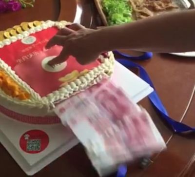 महिला ने अपनी सासु माँ को खुश करने के लिए बनाया ऐसा केक जिससे निकलते हैं नोट