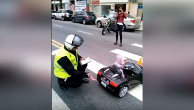 जब पुलिस वाले ने काटा छोटे बच्चे का चालान, वायरल हो रहा वीडियो