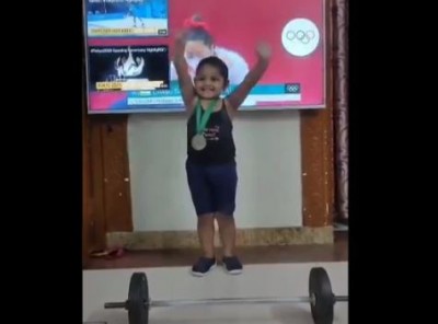 Little girl picks up 'heavy weight' after seeing Mirabai Chanu on TV, everyone stunned