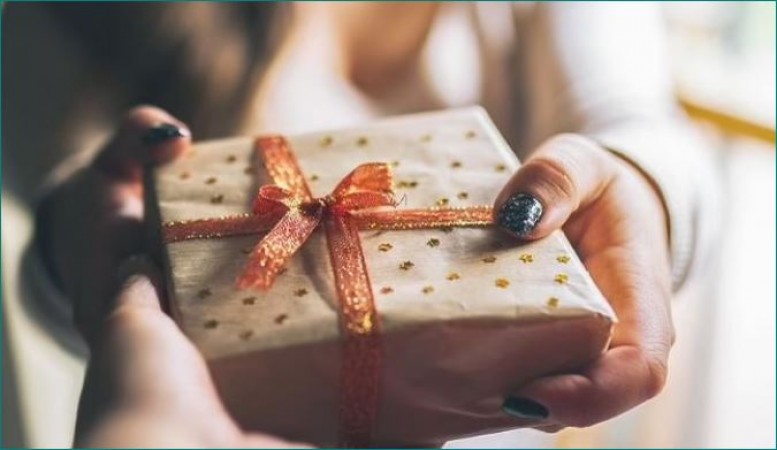 Boyfriend gets furious over girlfriend for gifting expensive gifts, man says 'you do purposely'