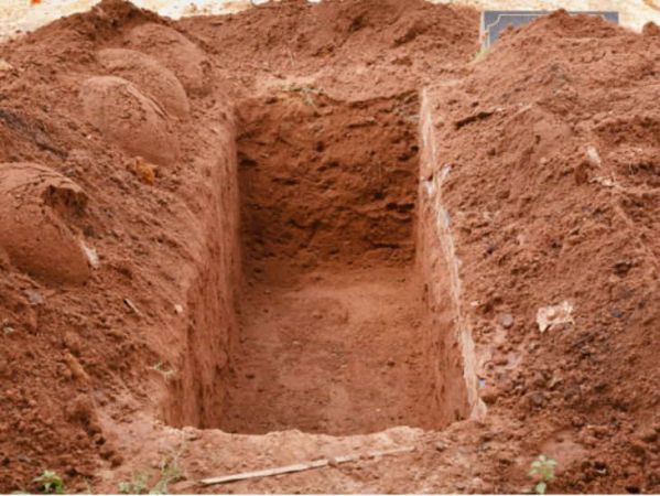 70 साल के बुजुर्ग ने अपनी ही कब्र खोदी, बोले अब नहीं रहना पापियों के देश मे