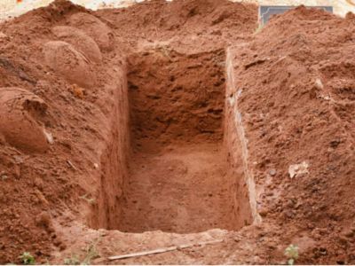 70 साल के बुजुर्ग ने अपनी ही कब्र खोदी, बोले अब नहीं रहना पापियों के देश मे