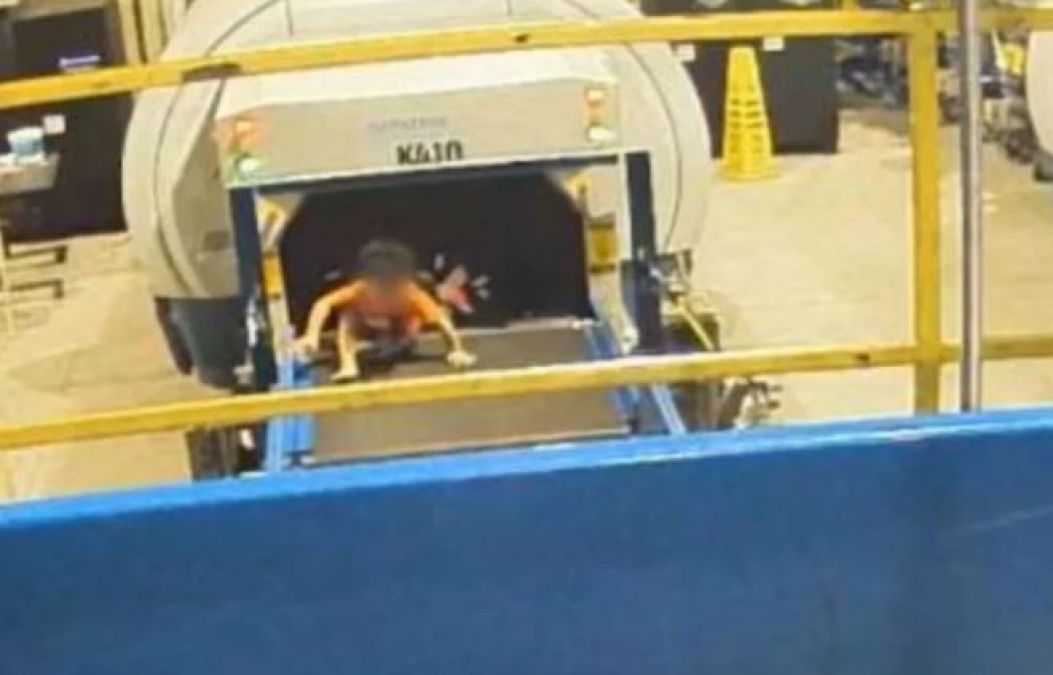 Jackson airport: 2-year-old sneaks onto airport baggage conveyor