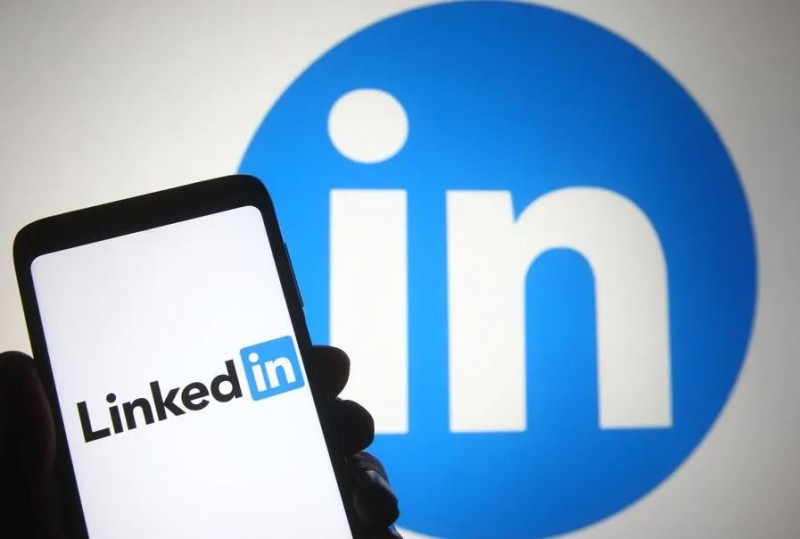 LinkedIn पर 75 वर्षीय शख्स को हुआ प्यार, फिर जो हुआ वो उड़ा देगा होश