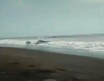 VIDEO : समंदर में खिलौने की तरह तैर रही थी कार, जान जोखिम में डाल युवाओ ने...'