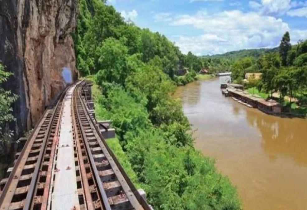 The world's most dangerous railroad, after see get shocked