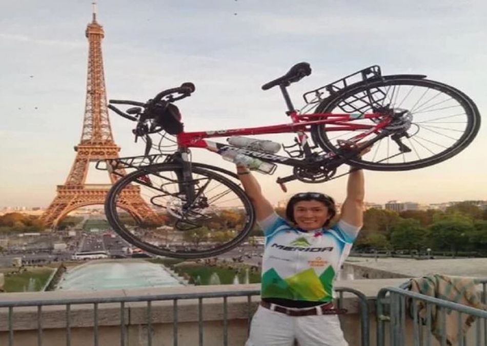This man started a world tour on his bicycle, did this amazing act
