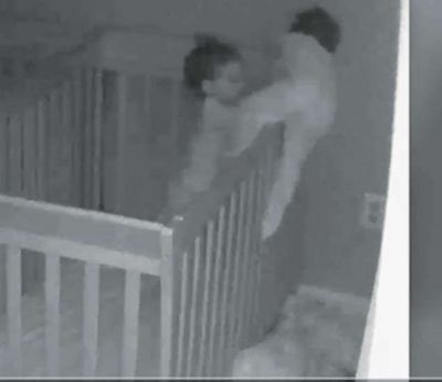 जुड़वा बच्चों की हरकते जब माँ ने कैद की कैमरे में, देखे वीडियो