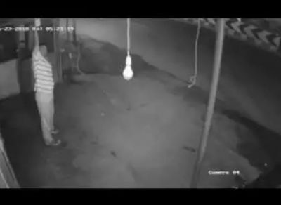 The man who tried to touch the bulb did this blunder, the video went viral