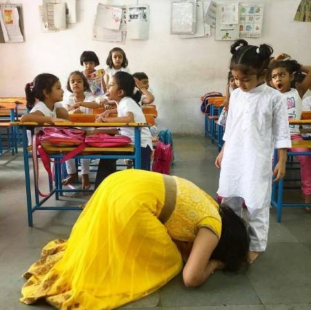 मुंबई के स्कूल में टीचर छूते हैं बच्चों के पैर
