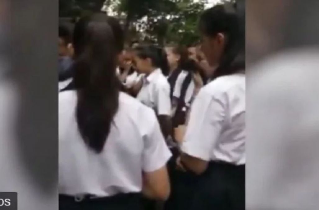 VIDEO : शिक्षक का हुआ तबादला, तो रो पड़ीं पूरे स्कूल की छात्राएं