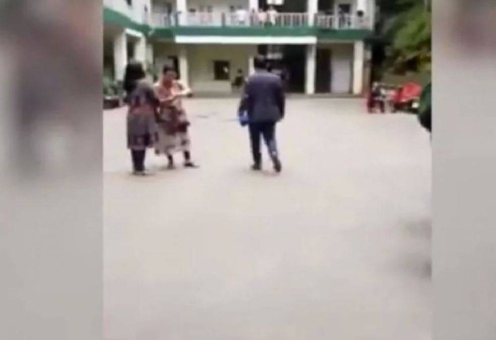 VIDEO : शिक्षक का हुआ तबादला, तो रो पड़ीं पूरे स्कूल की छात्राएं