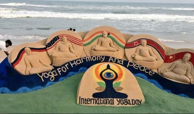 अंतर्राष्ट्रीय योग दिवस पर सैंड आर्टिस्ट ने कुछ ऐसे दी शुभकामना