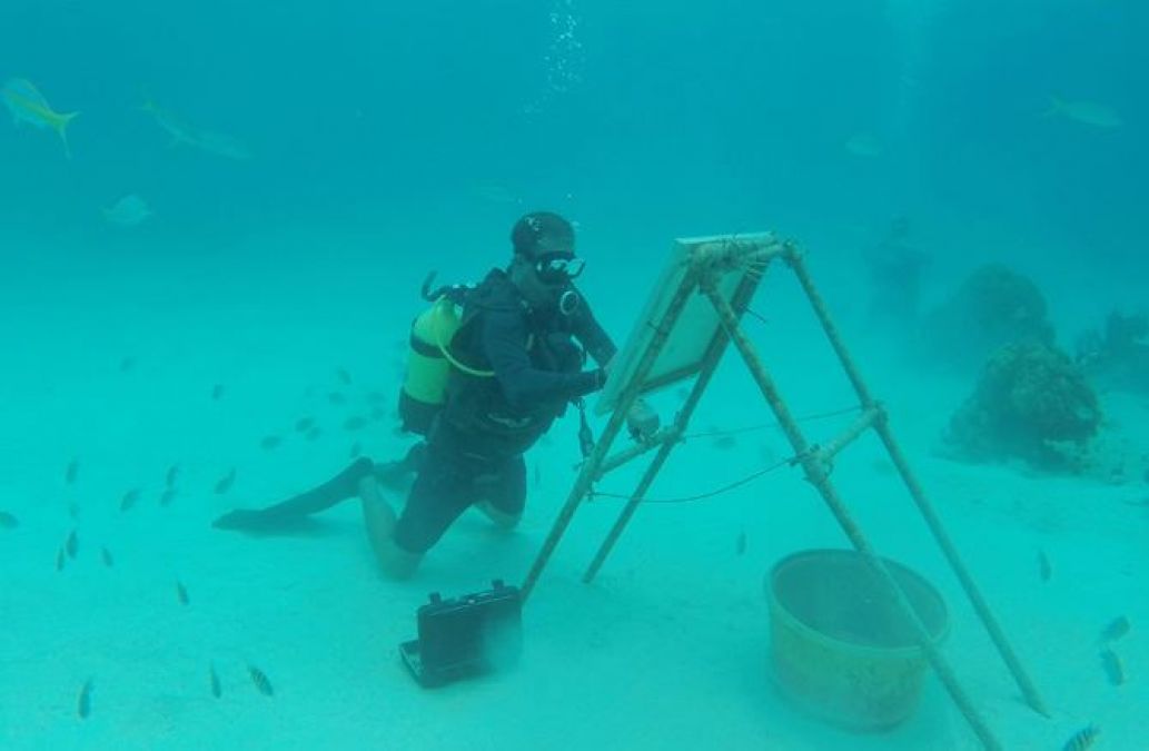 These men can paint underwater among the fish, Know how