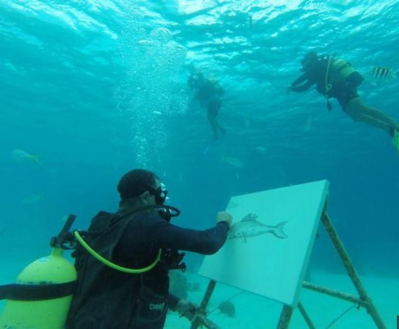 These men can paint underwater among the fish, Know how