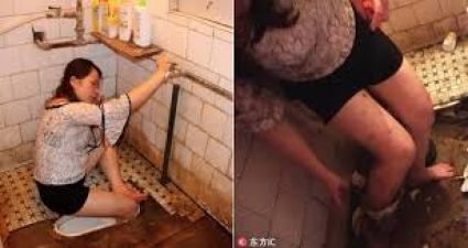 Video : टॉयलेट के गड्ढे में फंसा लड़की का पैर, जिसने देखा हैरान रह गया
