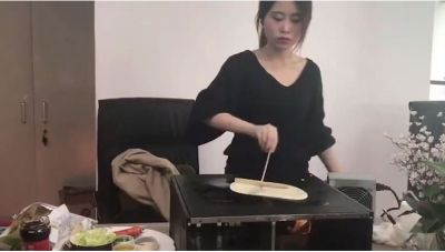Video : मिलिए चीनी महिला Ms Yeah से, जो ऑफिस के सामान से बनाने लगती है खाना