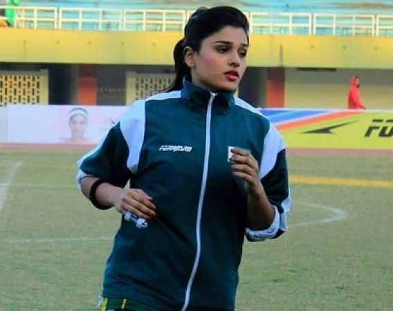 Photos :अपनी खूबसूरती के चलते इंटरनेट सेंसेशन बन चुकी है ये पाकिस्तानी महिला फुटबॉलर