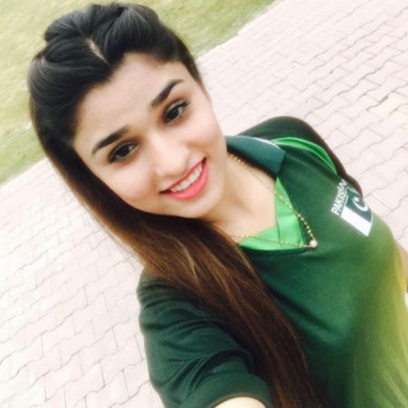Photos :अपनी खूबसूरती के चलते इंटरनेट सेंसेशन बन चुकी है ये पाकिस्तानी महिला फुटबॉलर