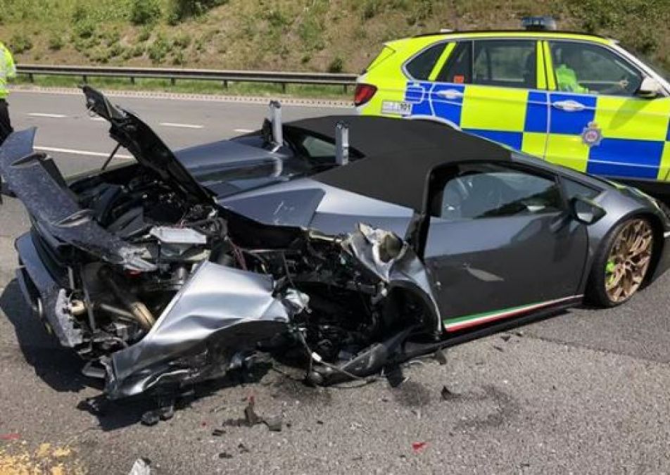 New Lamborghini damaged in crash just 20 minutes after buying