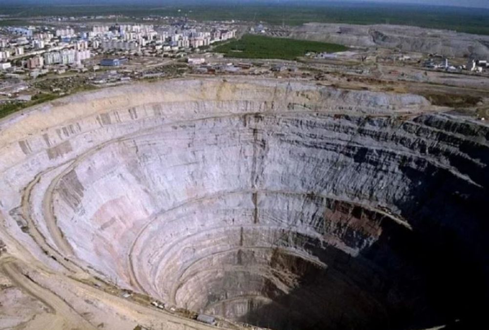 This is the world's largest diamond mine, if the helicopter passes by from here then...