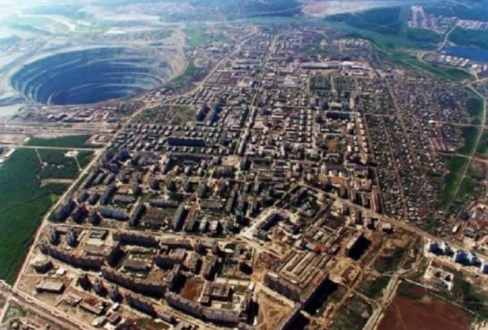 This is the world's largest diamond mine, if the helicopter passes by from here then...