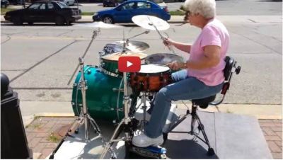 इनसे अच्छा ड्रम बजाने वाला नही देखा होगा आपने, देखिये दादी माँ का ये विडियो