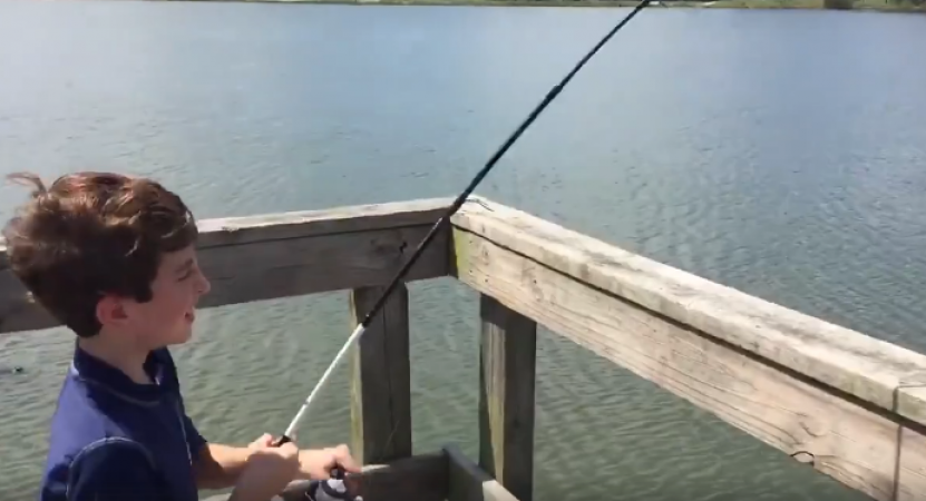 Video : मछली पकड़ना सीख रहा था ये बच्चा, लेकिन हुआ कुछ डरावना