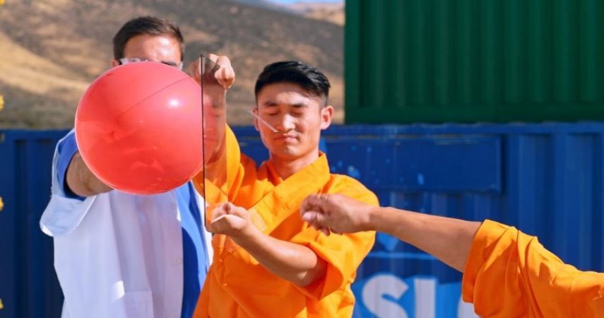 Video : सुई से कांच तोड़कर फोड़ा गुब्बारा, ऐसे किया कारनामा