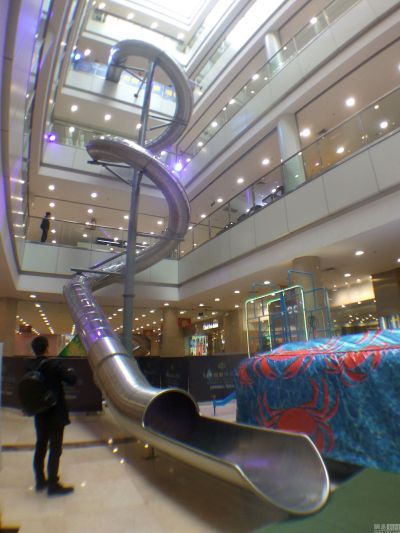 (VIDEO) चीन के मॉल्स में स्वचालित सीढ़ियों का नहीं बल्कि स्लाइड्स का किया जाता है उपयोग