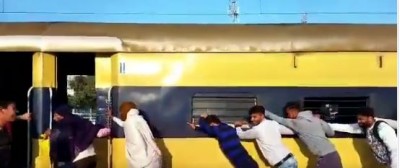 Video: People pushed the train to save the coaches from the fire