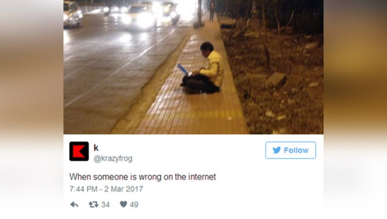 Photos : सोशल मीडिया पर ट्रोल बन रहा है फुटपाथ पर Laptop लिए बैठा ये शख्स