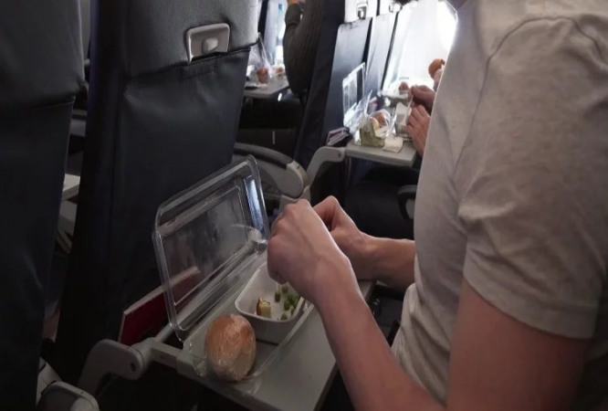 हवाईजहाज में यात्री ने मंगवाया चावल, खाते समय मुँह में फंसी ऐसी चीज़ कि उड़ गए होश